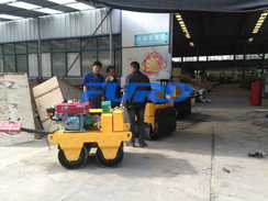 福瑞得機(jī)械手扶雙輪壓路機(jī)，二次結(jié)構(gòu)澆筑泵及時(shí)包貨